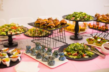 Stüdyoda doğum günü partisi için yemek servisi.