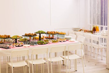 Stüdyoda doğum günü partisi için yemek servisi.