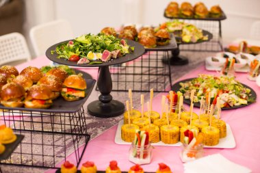 Stüdyoda doğum günü partisi için yemek servisi.