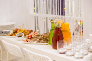 Stüdyoda doğum günü partisi için yemek servisi.