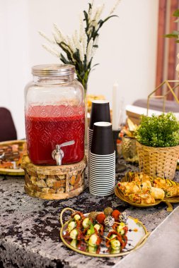 Stüdyoda doğum günü partisi için yemek servisi.