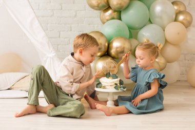 Erkek ve kız kardeş boho keki yiyor.