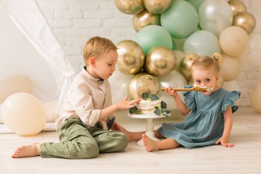 Erkek ve kız kardeş boho keki yiyor.