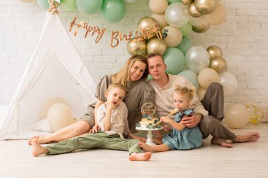 Erkek ve kız kardeş boho keki yiyor.