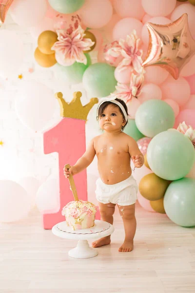 Bebé Niña Primer Cumpleaños Con Pastel Smash — Foto de Stock