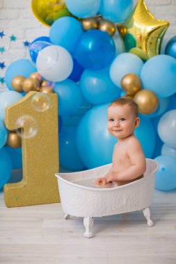 Mutlu gülüşler bebek banyo yaparken