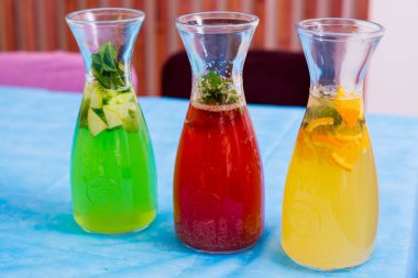 Stüdyoda doğum günü partisi için yemek servisi.