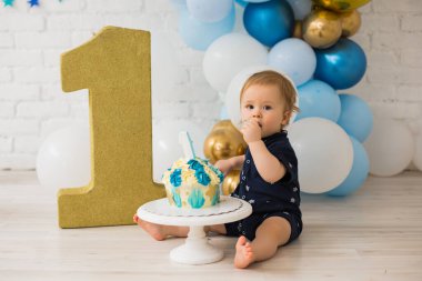 Bebek mavi pasta yiyor.