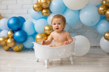 Mutlu gülüşler bebek banyo yaparken