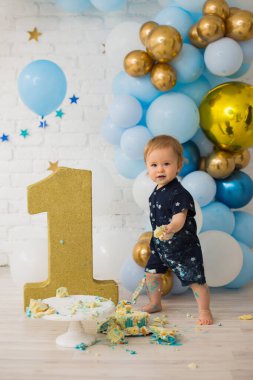 Bebek mavi pasta yiyor.