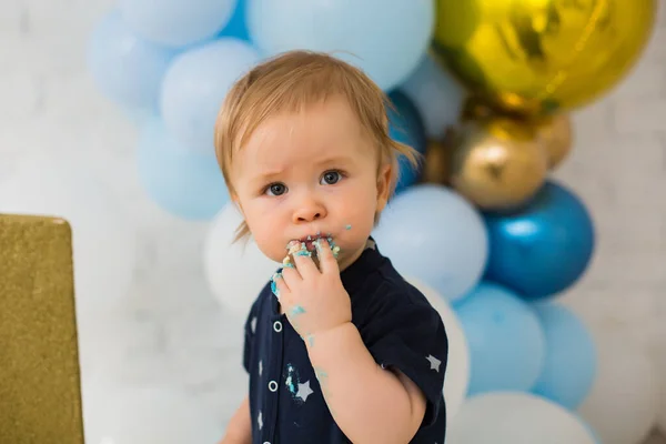 Малыш Ест Голубой Торт — стоковое фото