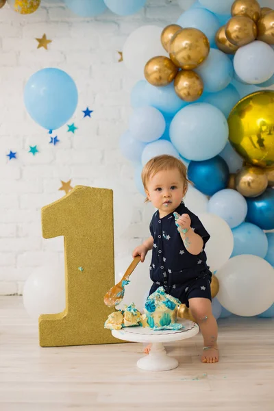 Малыш Ест Голубой Торт — стоковое фото