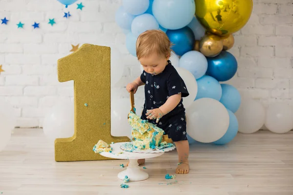 Menino Comer Bolo Esmagamento Azul — Fotografia de Stock