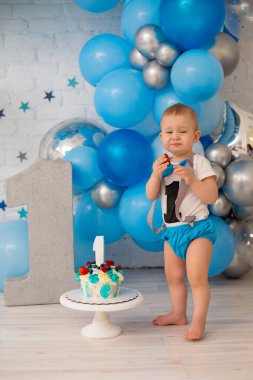 Bebek mavi pasta yiyor.