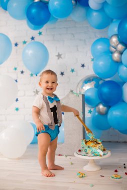 Bebek mavi pasta yiyor.