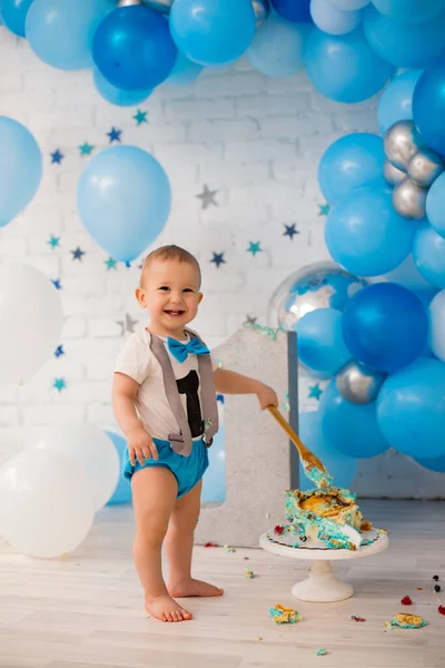 Menino Comer Bolo Esmagamento Azul — Fotografia de Stock