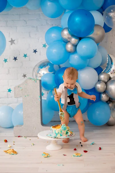 Menino Comer Bolo Esmagamento Azul — Fotografia de Stock