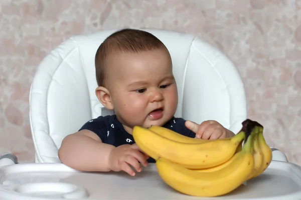 Bebé con plátano en silla —  Fotos de Stock