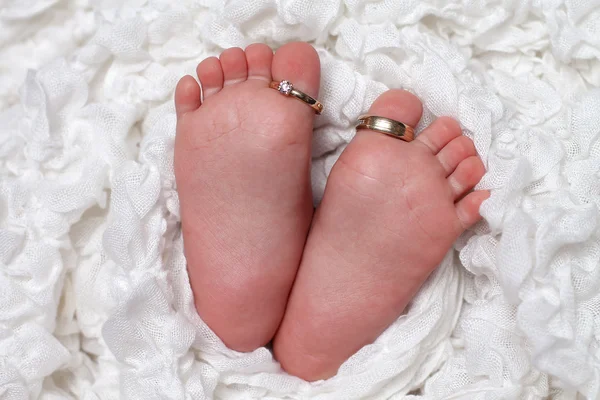 Baby feet with rings — Stock Photo, Image