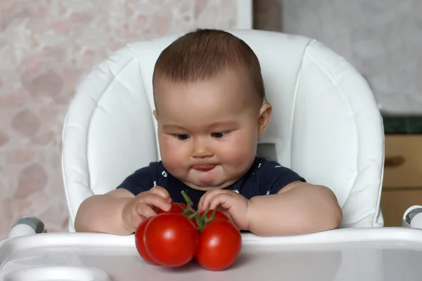 Ребёнок с помидорами — стоковое фото