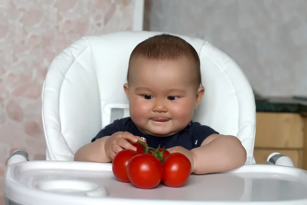 Baby med tomat — Stockfoto