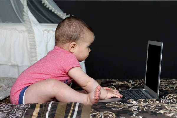 Baby spela laptop — Stockfoto