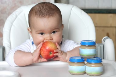 Bebek gıda ile. elma ve kavanozlar