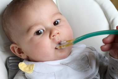 Bebek kaşık ile