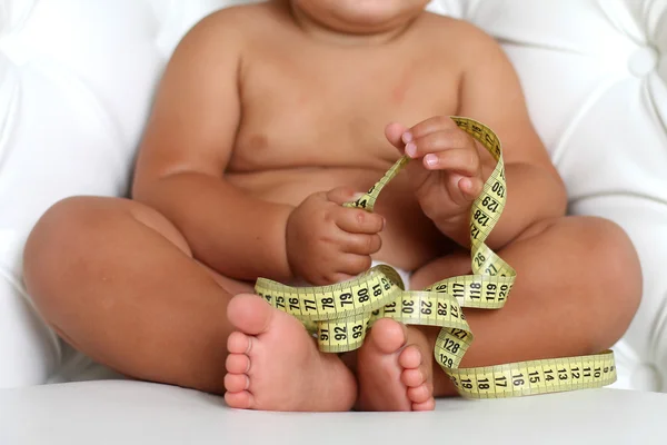 Schattige Baby Boy met een meetlint — Stockfoto