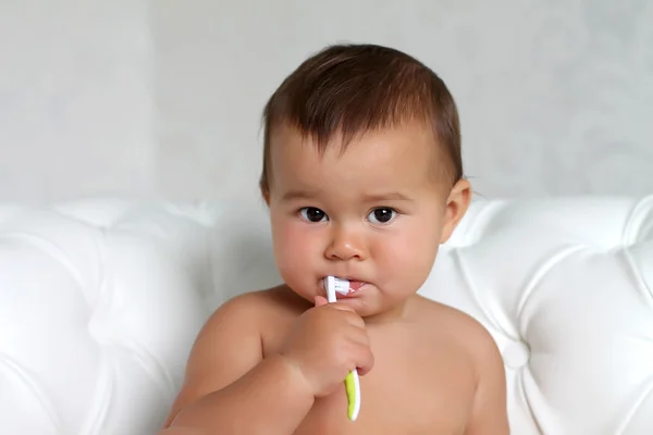 Baby brushing teeth — Stock Photo, Image