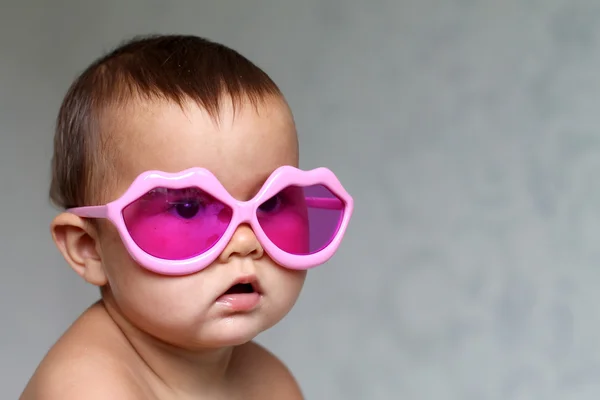 Bambino a occhiali rosa — Foto Stock