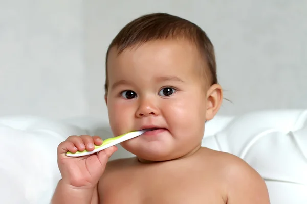 Bebé cepillarse los dientes —  Fotos de Stock