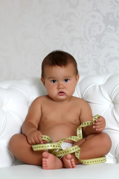 Adorable bebé con una cinta métrica —  Fotos de Stock