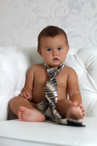 Малыш с галстуком — стоковое фото