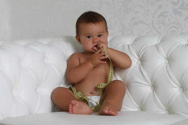 Adorable bebé con una cinta métrica —  Fotos de Stock