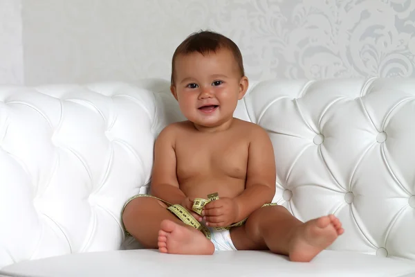 Adorable bebé con una cinta métrica —  Fotos de Stock