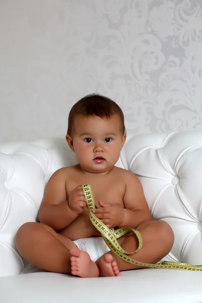 Adorable bebé con una cinta métrica —  Fotos de Stock