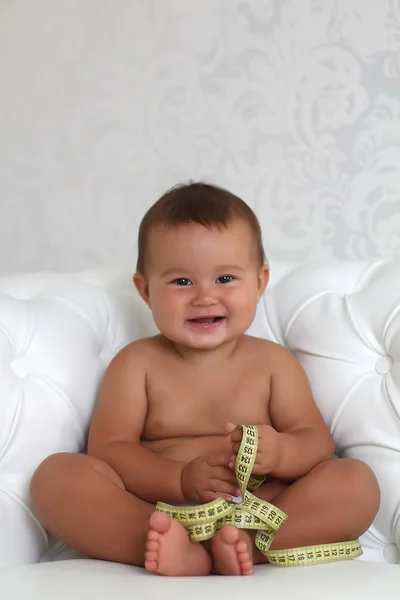 Adorable bebé con una cinta métrica —  Fotos de Stock