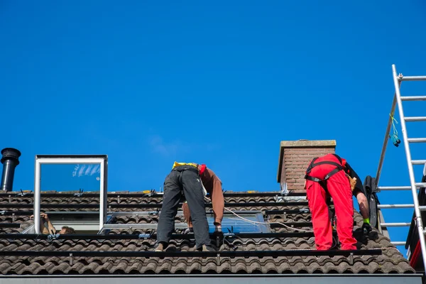 Installation von Solarmodulen — Stockfoto