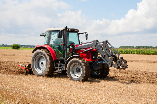 Трактор с плугом