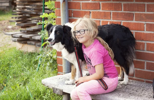 Flicka med border collie hund på gård — Stockfoto