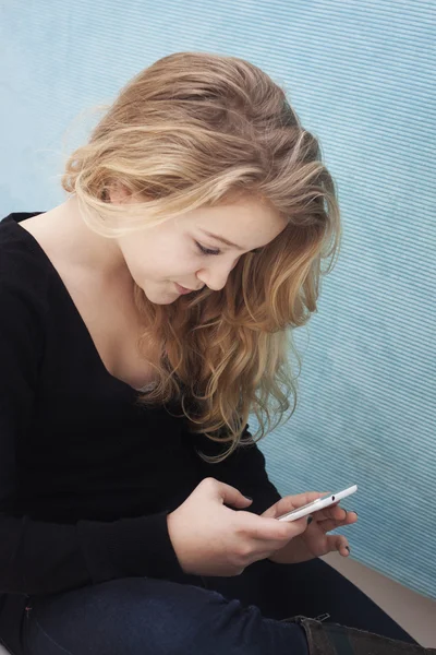 Tiener met mobiele nemen een selfie of een SMS-bericht schrijven Stockfoto