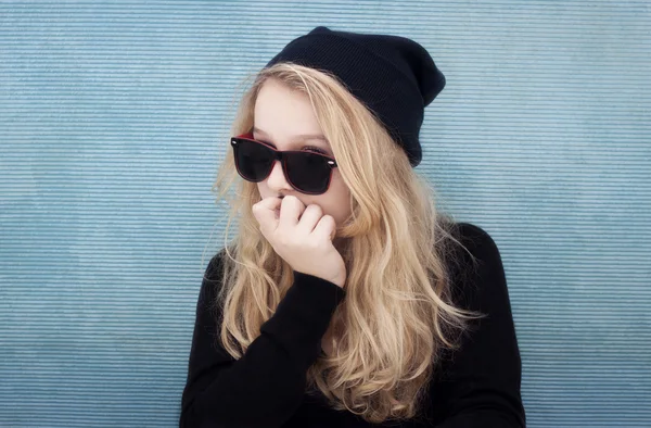 Chica adolescente con gafas de sol sombrero y actitud Imagen de archivo