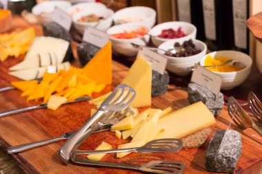 birçok çeşit peynir