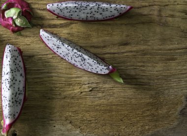 Tahtada ejderha meyvesi