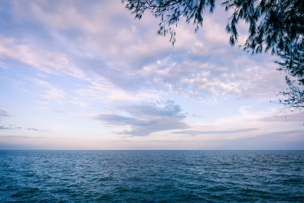 Meer und Himmel an schönen Tagen — Stockfoto