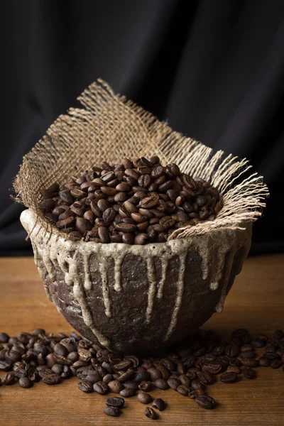 Grains de café en tasse en céramique — Photo