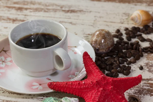 Café en taza con cáscara de mar — Foto de Stock