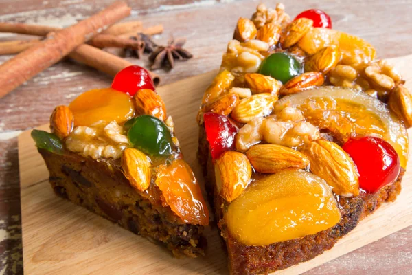 Bolo de frutas na bandeja de madeira — Fotografia de Stock