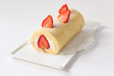 rulo kek çilek ile tepesi